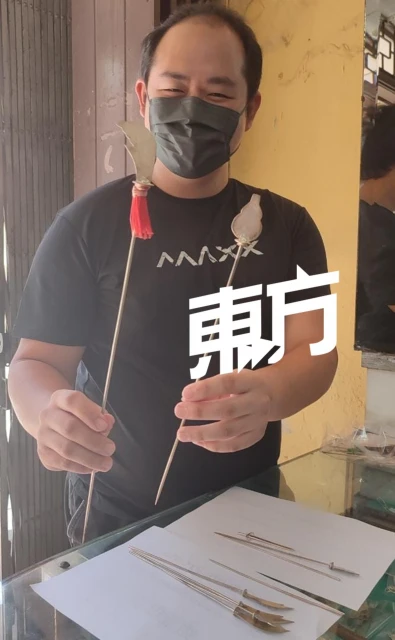 老店結業前辦促銷　顧客選購傳統銀飾收藏