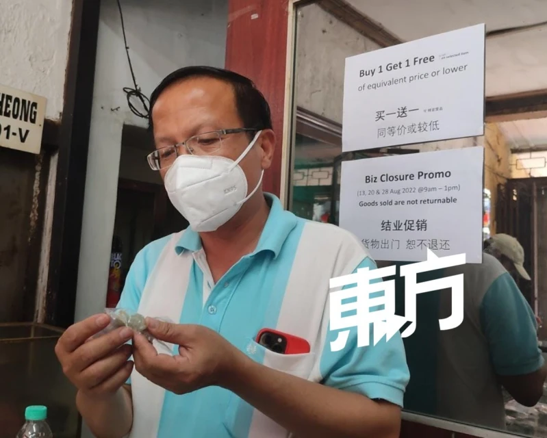 老店結業前辦促銷　顧客選購傳統銀飾收藏