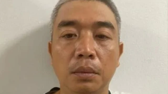 越南人夫當街捅死情婦 再自捅腹部抱屍倒地