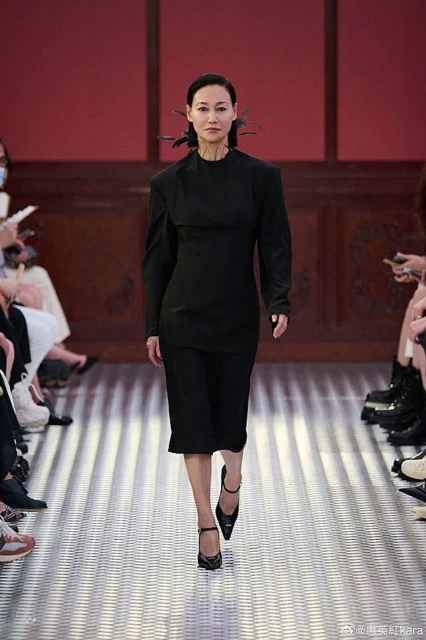 62歲惠英紅北京走秀　超強氣場碾壓群芳