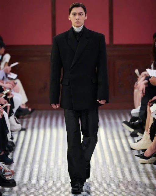 62歲惠英紅北京走秀　超強氣場碾壓群芳