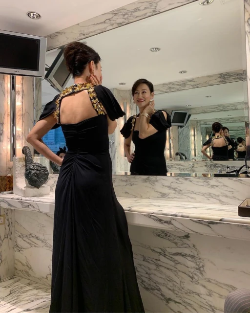 62歲惠英紅北京走秀　超強氣場碾壓群芳