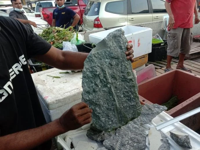 LRT3工程橋軌洋灰脫落　砸中巴剎帳篷