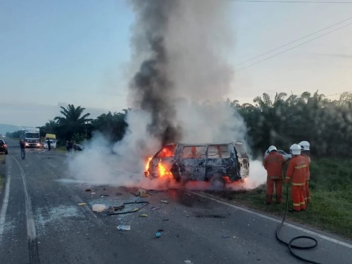 客貨車與本田轎車相撞起火燃燒    女司機及時被救出車