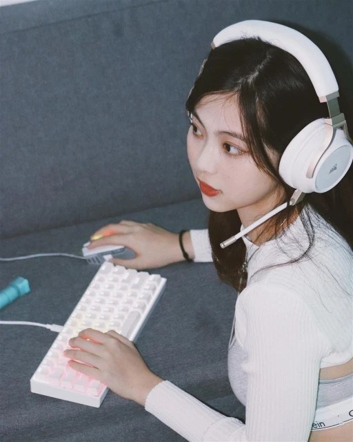 21歲「港版子瑜」區明妙　公開三點式泳衣照網暴動