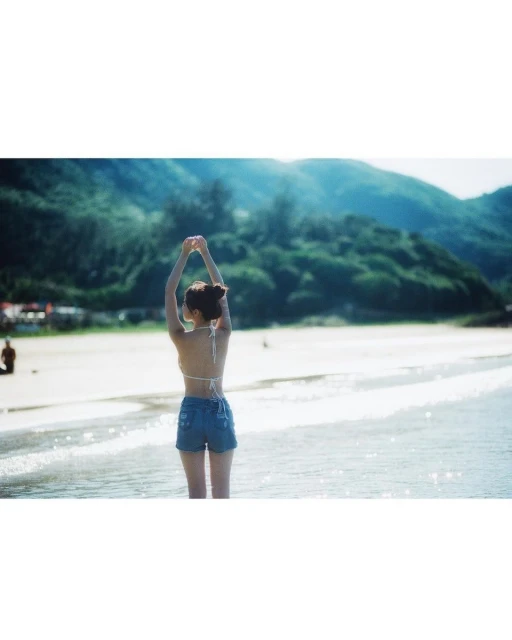 21歲「港版子瑜」區明妙　公開三點式泳衣照網暴動