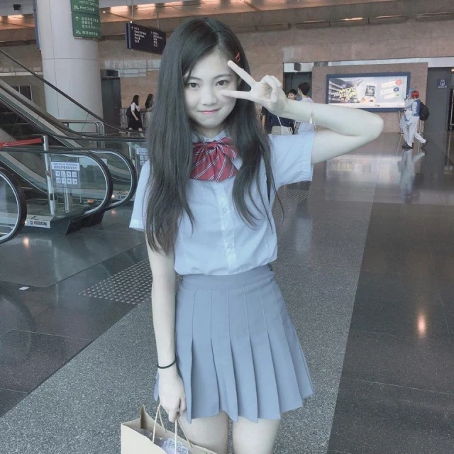 21歲「港版子瑜」區明妙　公開三點式泳衣照網暴動