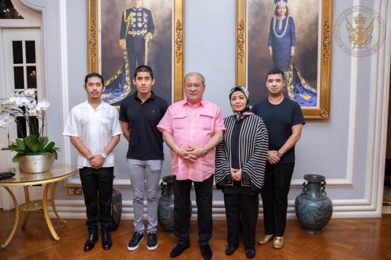 柔蘇丹後63歲生日與蘇丹親密「放閃」