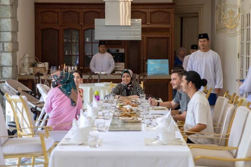 柔蘇丹後63歲生日與蘇丹親密「放閃」