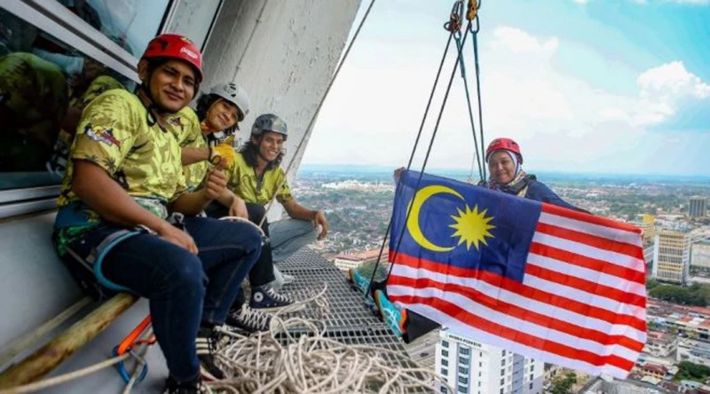 亞羅士打電訊塔極限運動　女大學生懸掛高空拍畢業照