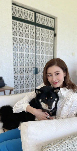 李嘉欣穿深V泳衣辣秀好身材　網驚：這哪是50多歲的狀態！