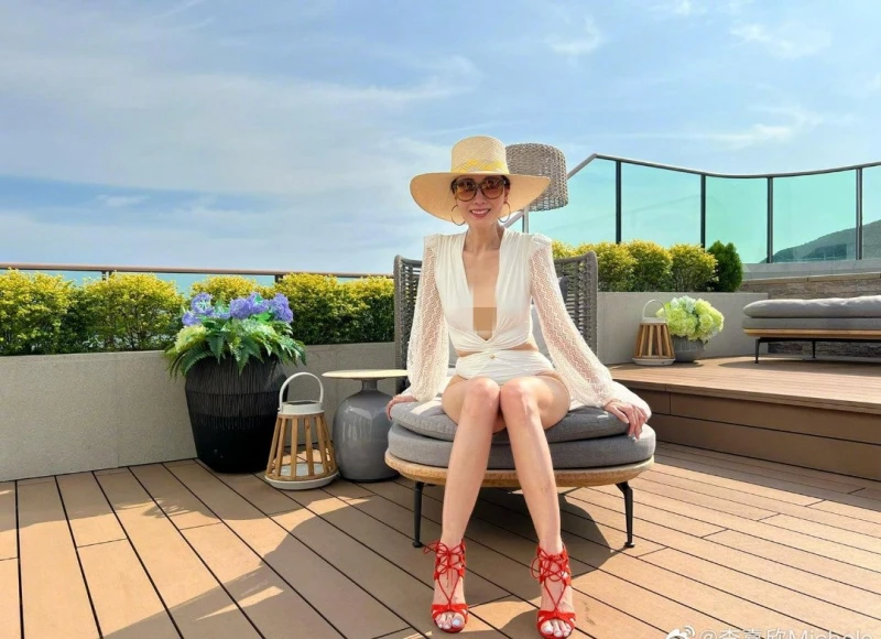 李嘉欣穿深V泳衣辣秀好身材　網驚：這哪是50多歲的狀態！