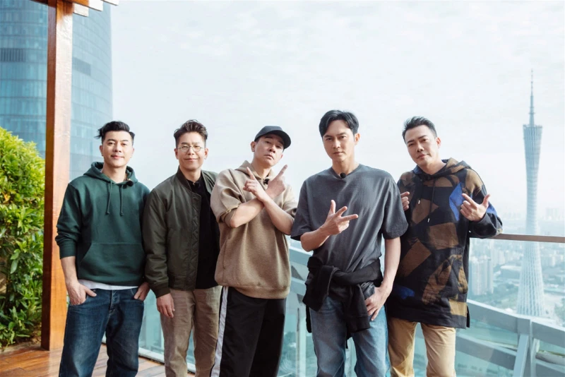 55歲謝天華激吻「中國第一美胸」　打破年齡界限獲封完美CP