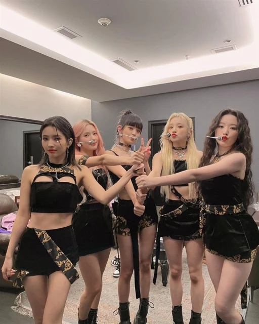 舞台上「突癱軟倒地」嚇壞粉絲　 (G)I-DLE舒華親曝身體狀況