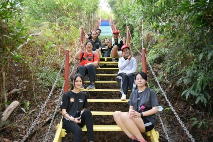 山打根「彩虹階梯」完成提升    熱門登山景點增添色彩