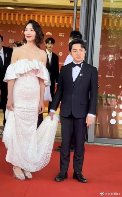 與愛妻李亞男走紅毯　王祖藍提裙擺被調侃「像花童」