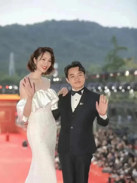 與愛妻李亞男走紅毯　王祖藍提裙擺被調侃「像花童」