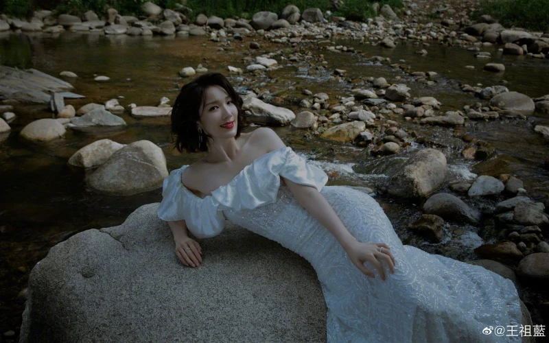 與愛妻李亞男走紅毯　王祖藍提裙擺被調侃「像花童」