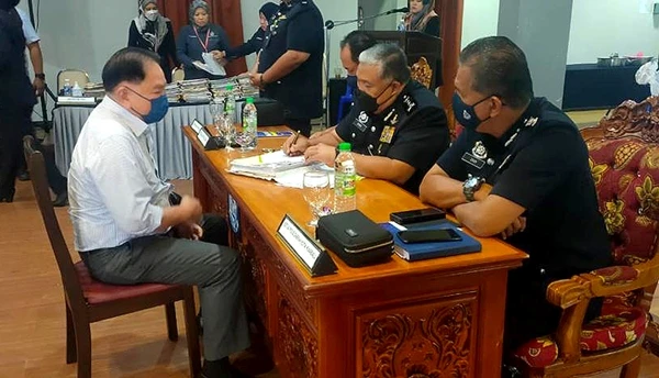 依德利斯親自辦理 劉瑞發更新擁槍執照