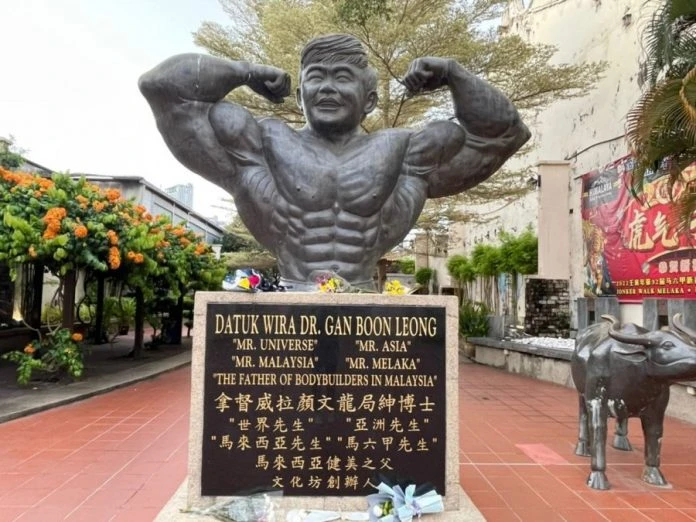 【馬華元老顏文龍辭世】朝野議員現身靈堂瞻仰遺容　民眾在銅像下獻花致敬