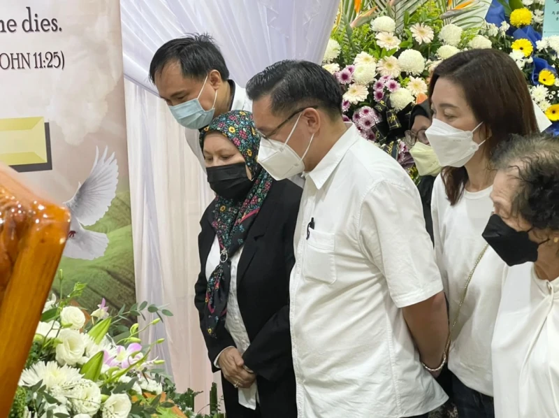 【馬華元老顏文龍辭世】朝野議員現身靈堂瞻仰遺容　民眾在銅像下獻花致敬