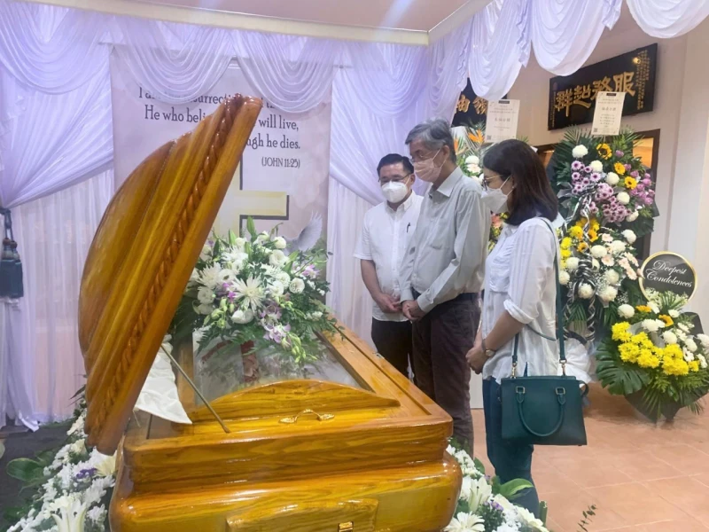 【馬華元老顏文龍辭世】朝野議員現身靈堂瞻仰遺容　民眾在銅像下獻花致敬