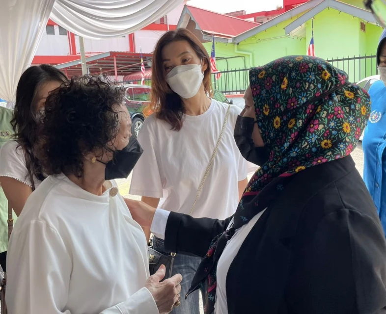 【馬華元老顏文龍辭世】朝野議員現身靈堂瞻仰遺容　民眾在銅像下獻花致敬