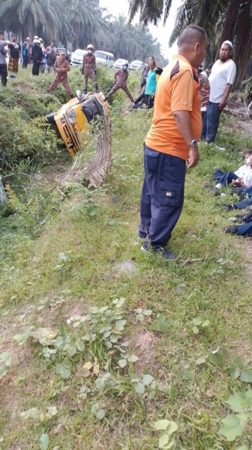 學巴疑失控翻覆　一名學生手骨折