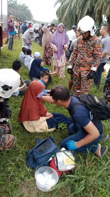 學巴疑失控翻覆　一名學生手骨折