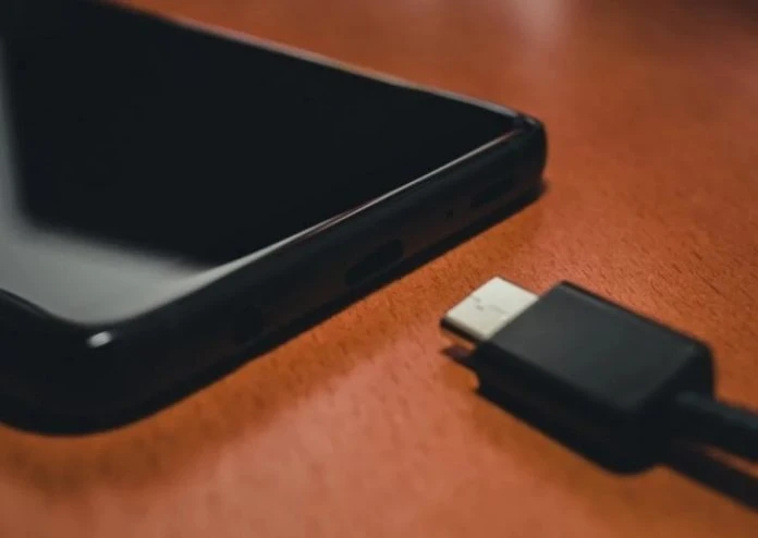 勿在打雷時為手機充電　專家：恐遭雷殛