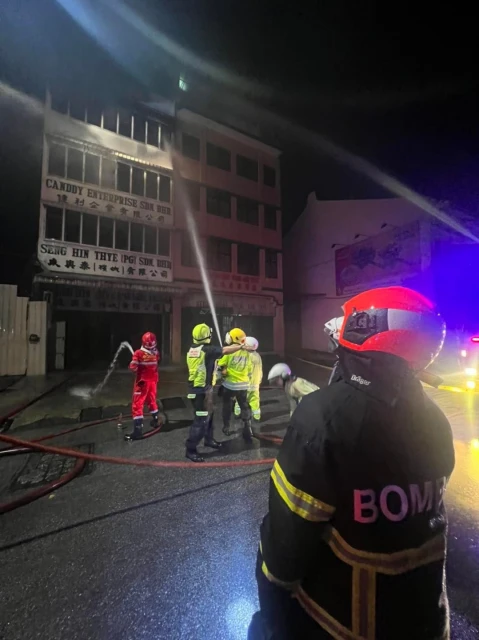 商業大廈凌晨失火　婦女逃生被嗆傷