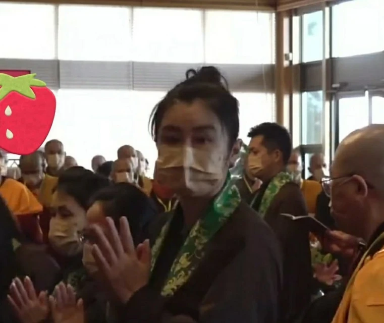 55歲王祖賢近距離被拍　網瘋傳「素顏脫口罩照片」