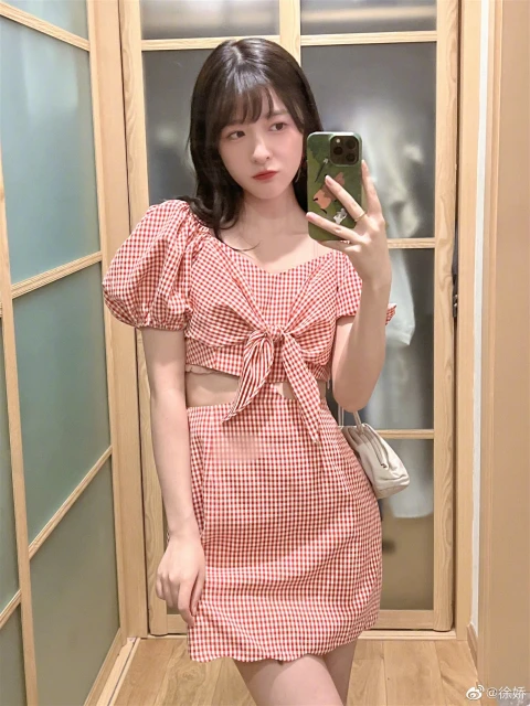 《長江7號》徐嬌25歲了！　穿性感越晚裝曬玉背獲贊越大越漂亮