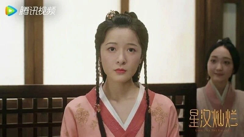 《長江7號》徐嬌25歲了！　穿性感越晚裝曬玉背獲贊越大越漂亮