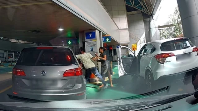 新山關卡衝突又一宗 馬國車司機一拳揮進獅城車