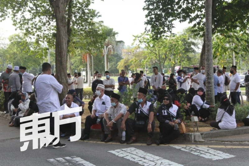 百名支持者司法宮外　高喊「Bossku」挺納吉