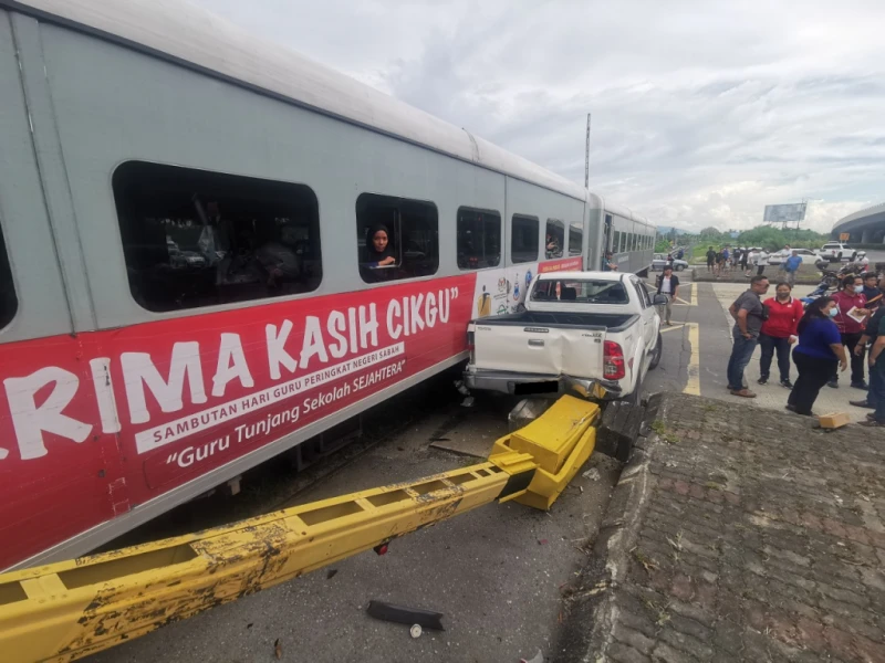鐵道升降杆失靈釀禍？ 火車猛撞羅厘與四驅車