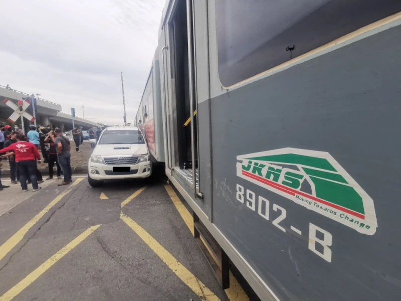 鐵道升降杆失靈釀禍？ 火車猛撞羅厘與四驅車