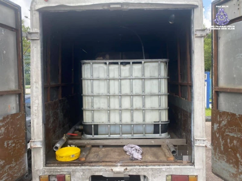 羅里暗藏改裝大型油箱　男子遭警識破走私行徑