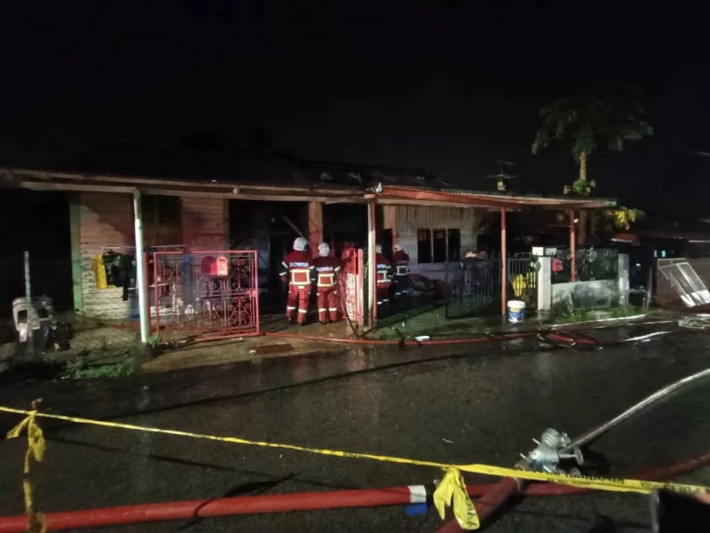 半磚板屋夜晚突起火　3住家全燒毀6人及時逃離