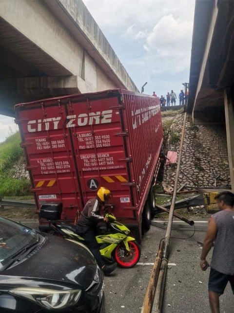 物流羅里墜下高橋　江沙路怡保往打昔交通癱瘓