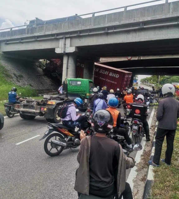 物流羅里墜下高橋　江沙路怡保往打昔交通癱瘓