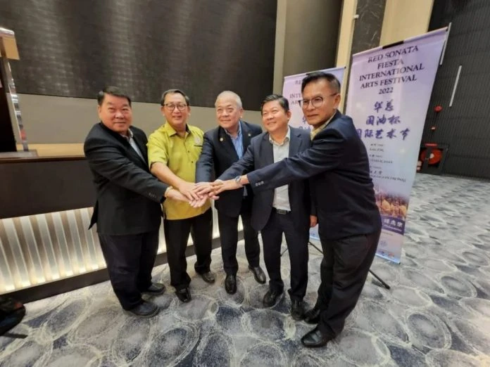 鍾來福挺吳添泉連任華總會長