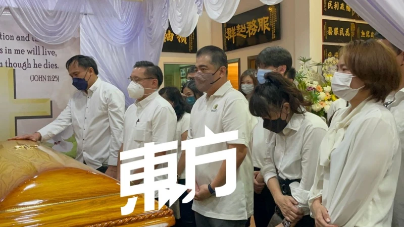 【馬華元老顏文龍辭世】近百人隊伍送別　大旗飄揚場面莊嚴