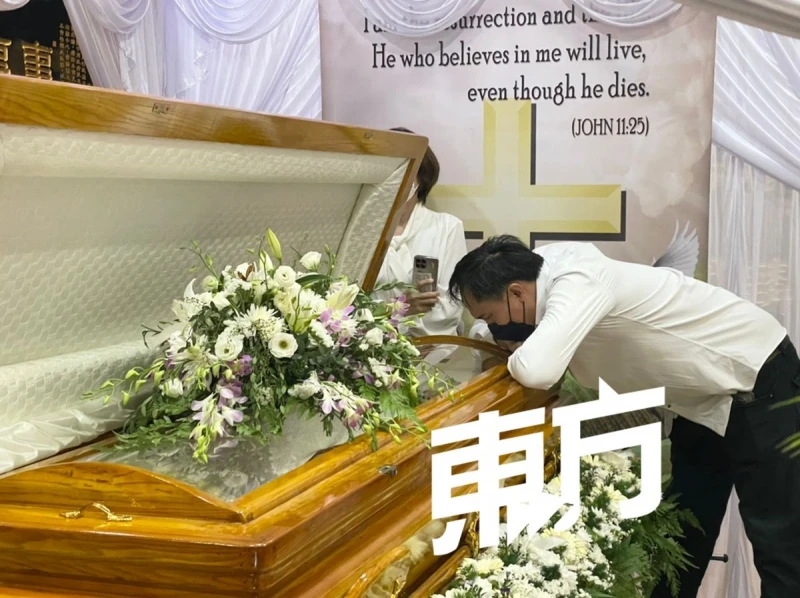 【馬華元老顏文龍辭世】近百人隊伍送別　大旗飄揚場面莊嚴