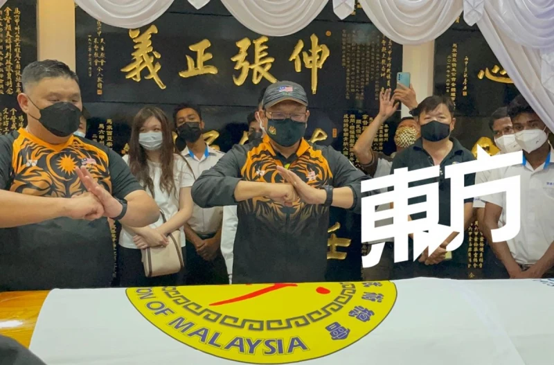 【馬華元老顏文龍辭世】近百人隊伍送別　大旗飄揚場面莊嚴