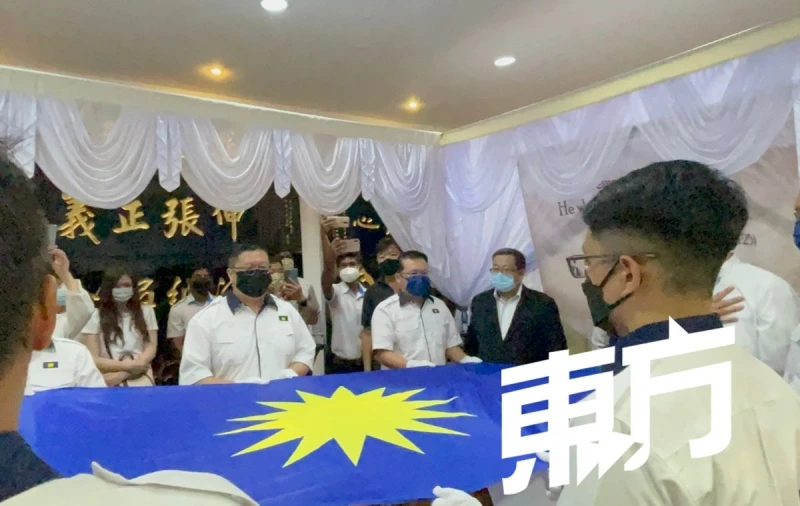 【馬華元老顏文龍辭世】近百人隊伍送別　大旗飄揚場面莊嚴