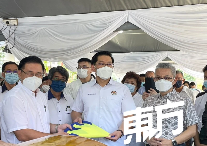 【馬華元老顏文龍辭世】近百人隊伍送別　大旗飄揚場面莊嚴