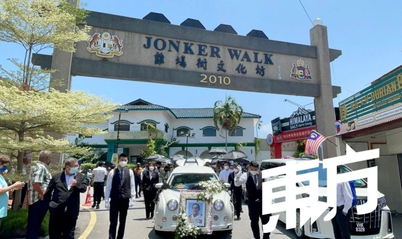 【馬華元老顏文龍辭世】近百人隊伍送別　大旗飄揚場面莊嚴