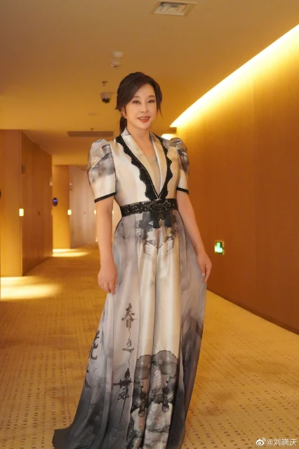 66歲劉曉慶曬游泳照　遭網民留言酸「妝太濃」